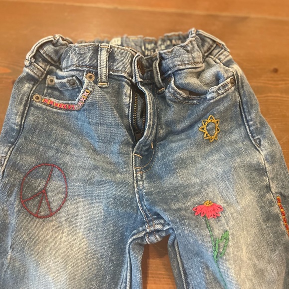 Super cute embroidered peace jeans - Picture 3 of 9